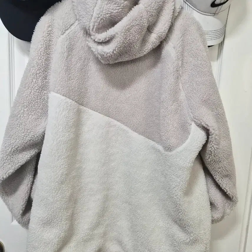 [BUNJANG] Nike Swoosh Fleece Hoodie Ivory / 나이키 스우시 뽀글이 후드티 아이보리 / 나이키 스우시 후드티