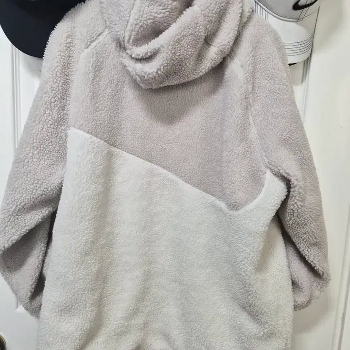 [BUNJANG] Nike Swoosh Fleece Hoodie Ivory / 나이키 스우시 뽀글이 후드티 아이보리 / 나이키 스우시 후드티