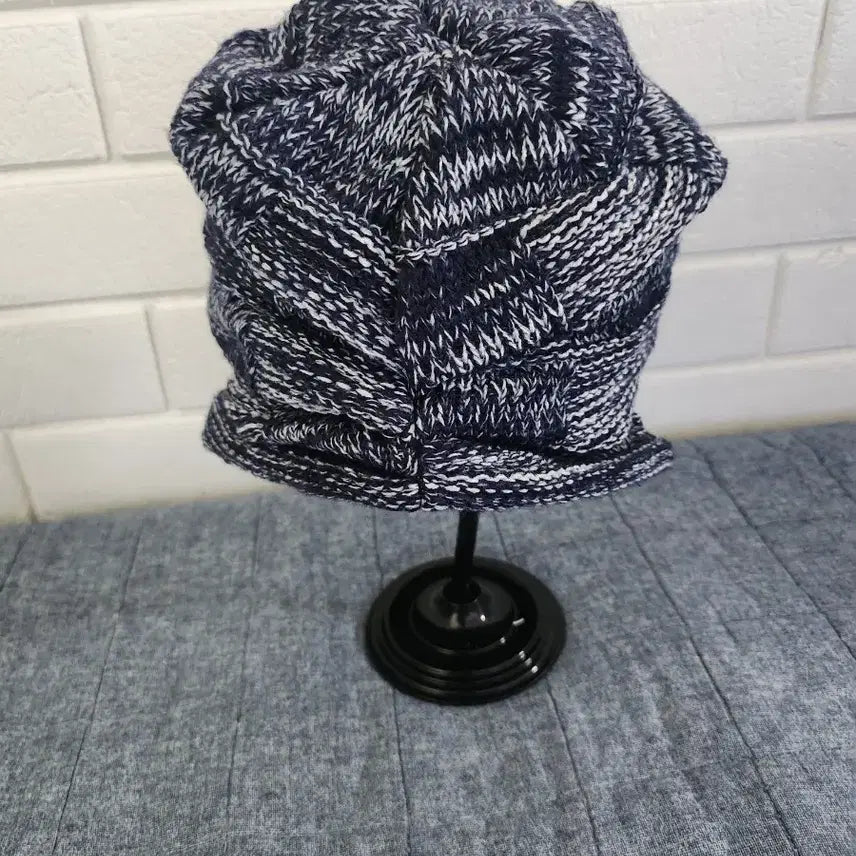 [BUNJANG] Navy/White Knit Beanie (New) / 네이비/화이트 니트 챙 모자(미착용새상품)
