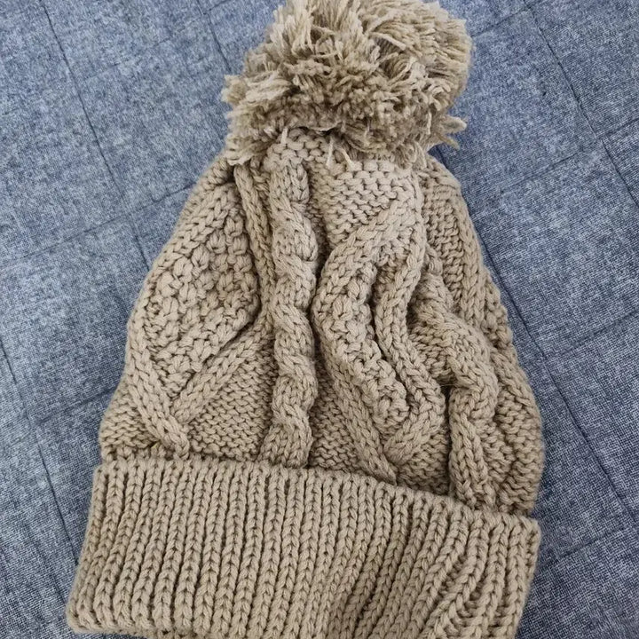 [SOLD OUT] 화이트 꽈배기 모자 방울 니트 모자(미착용새상품)