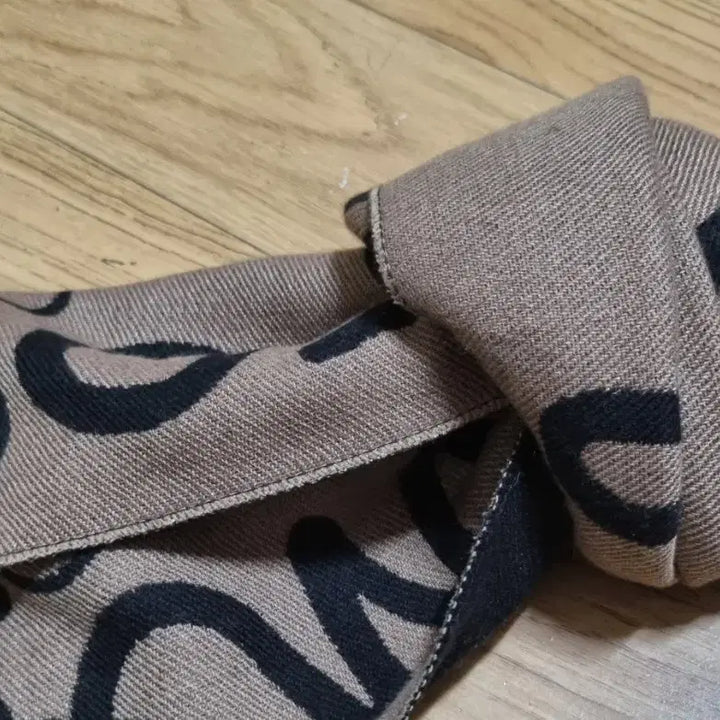 [BUNJANG] LOEWE Scarf Black/Beige / LOEWE 로에베 남녀공용 양면 로고 머플러 목도리  블랙/베이지 구제