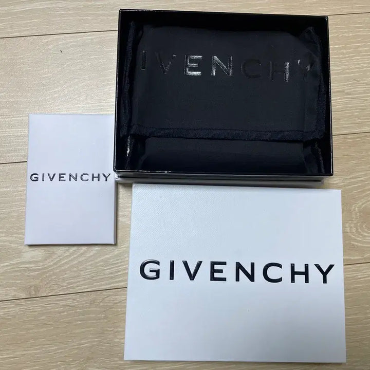 [BUNJANG] Givenchy Card Wallet / 지방시 반지갑 새제품