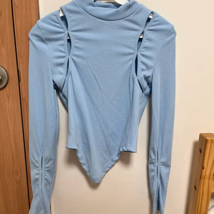 [BUNJANG] Unique Cutout Long Sleeve T-shirt Sky Blue / 유니크 컷아웃 긴팔 티셔츠 하늘색