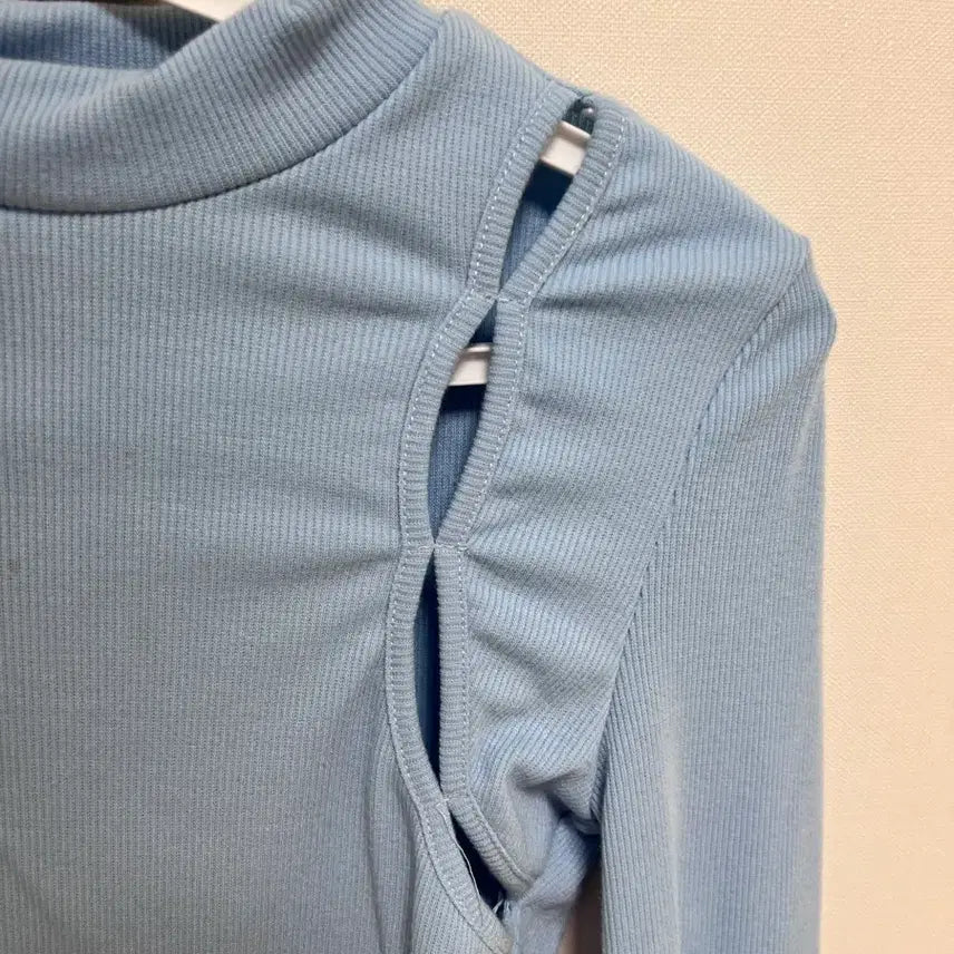 [BUNJANG] Unique Cutout Long Sleeve T-shirt Sky Blue / 유니크 컷아웃 긴팔 티셔츠 하늘색