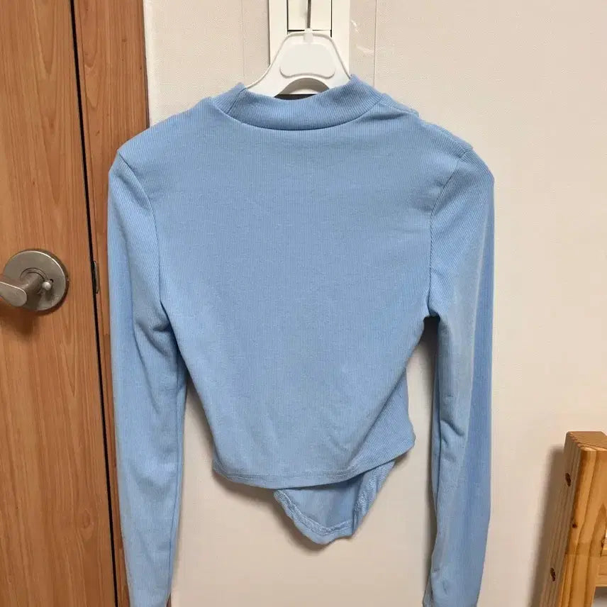 [BUNJANG] Unique Cutout Long Sleeve T-shirt Sky Blue / 유니크 컷아웃 긴팔 티셔츠 하늘색