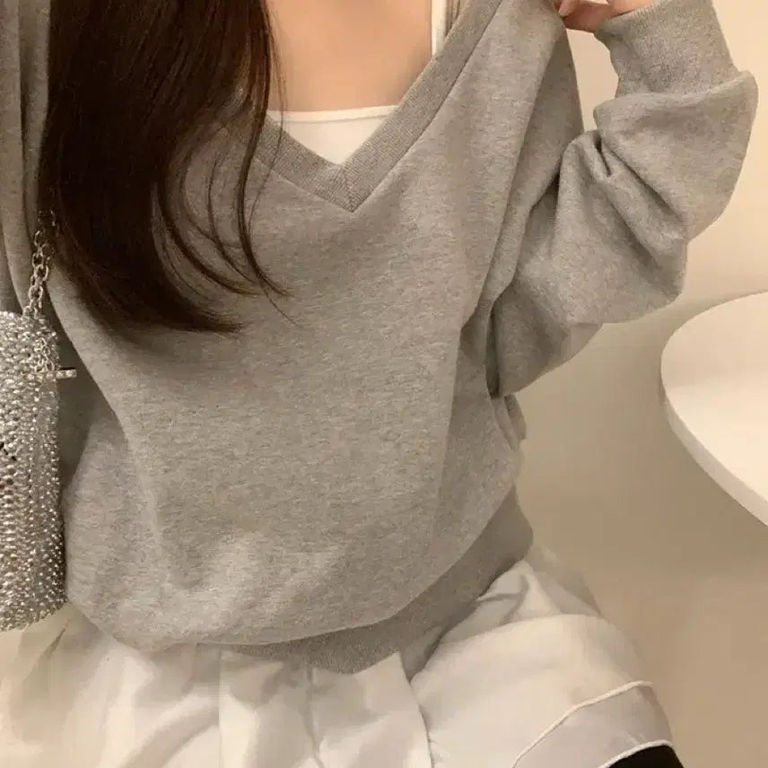 [BUNJANG] V-Neck Gray Sweatshirt / V넥 브이넥 맨투맨 그레이