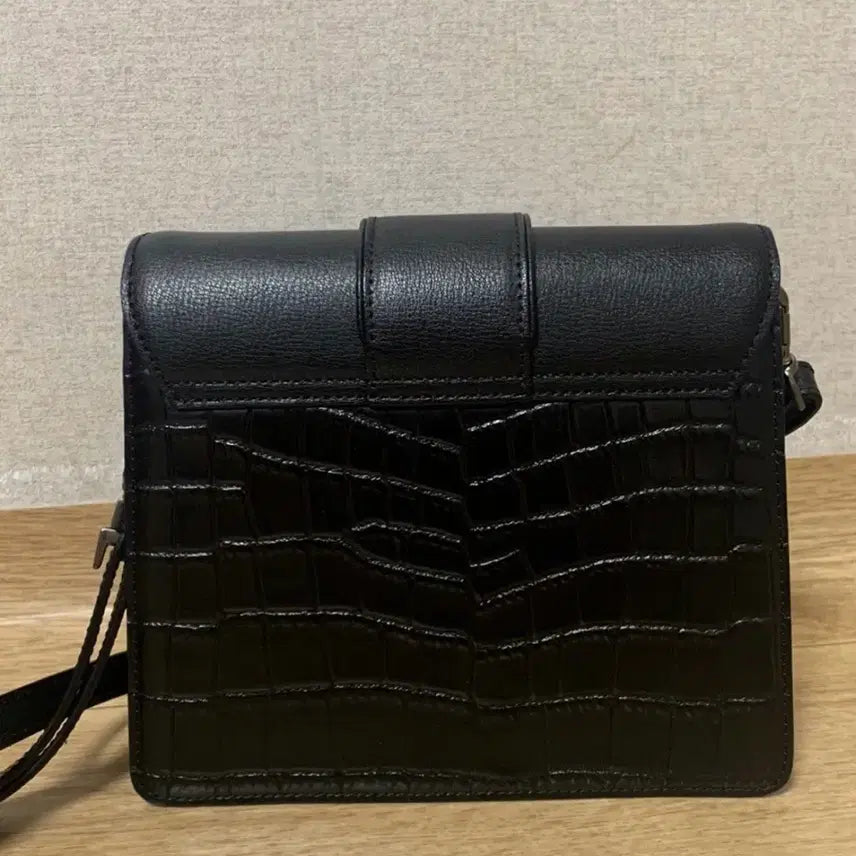 [BUNJANG] Carlyn Crossbody Bag / 칼린 크로스백