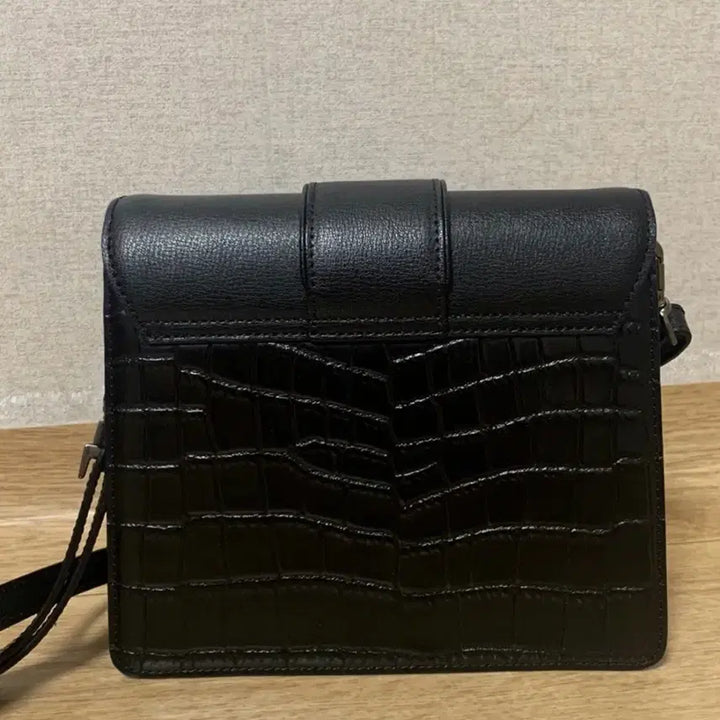 [BUNJANG] Carlyn Crossbody Bag / 칼린 크로스백