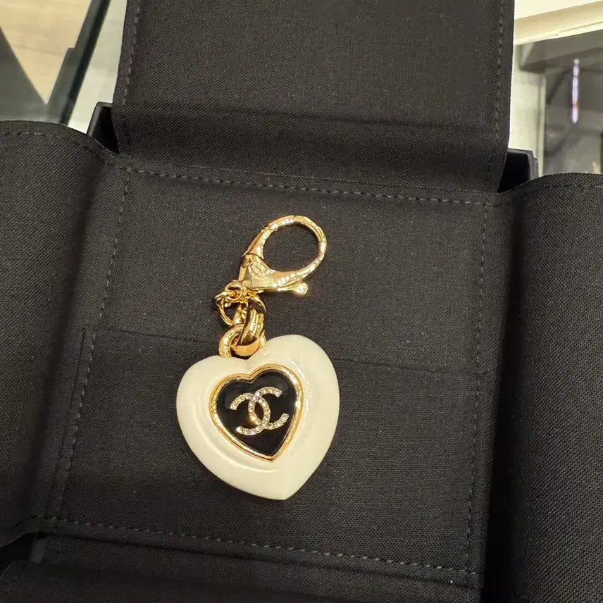 [BUNJANG] Chanel 25B Logo Heart Keyring / (정가이하)샤넬 25B 로고 하트 키링