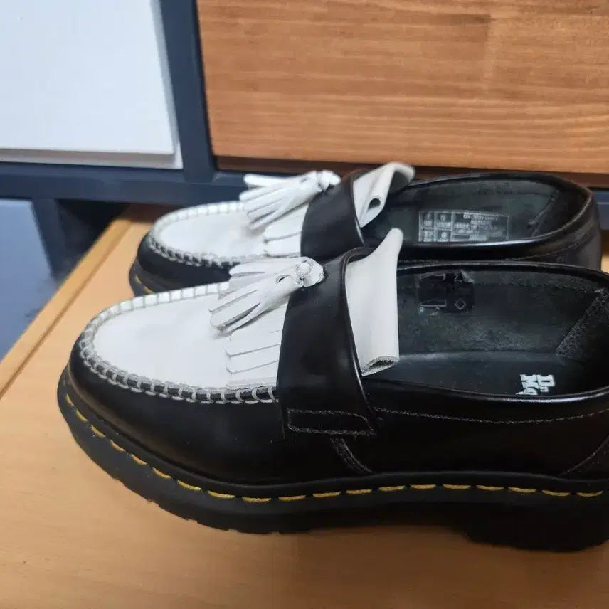 [BUNJANG] Dr. Martens Adrian Tassel Loafer Black/White 37 / 닥터마틴  아드리안 태슬 로퍼 블랙/화이트  37