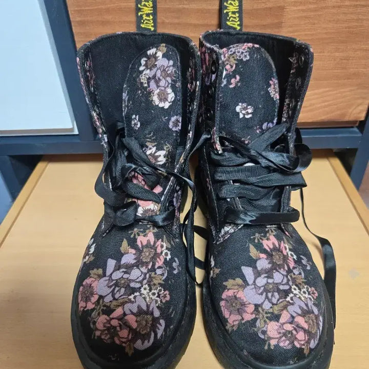 [BUNJANG] Dr. Martens Floral Black Boots / 닥터마틴 플로럴 블랙 부츠 uk4