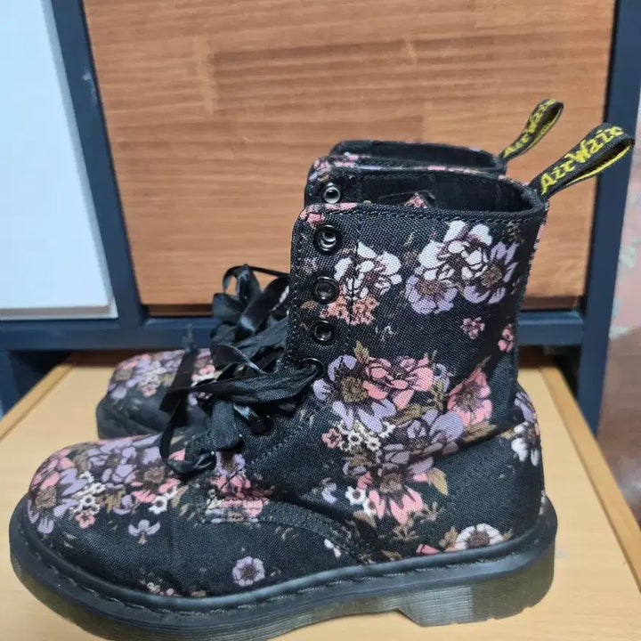[BUNJANG] Dr. Martens Floral Black Boots / 닥터마틴 플로럴 블랙 부츠 uk4