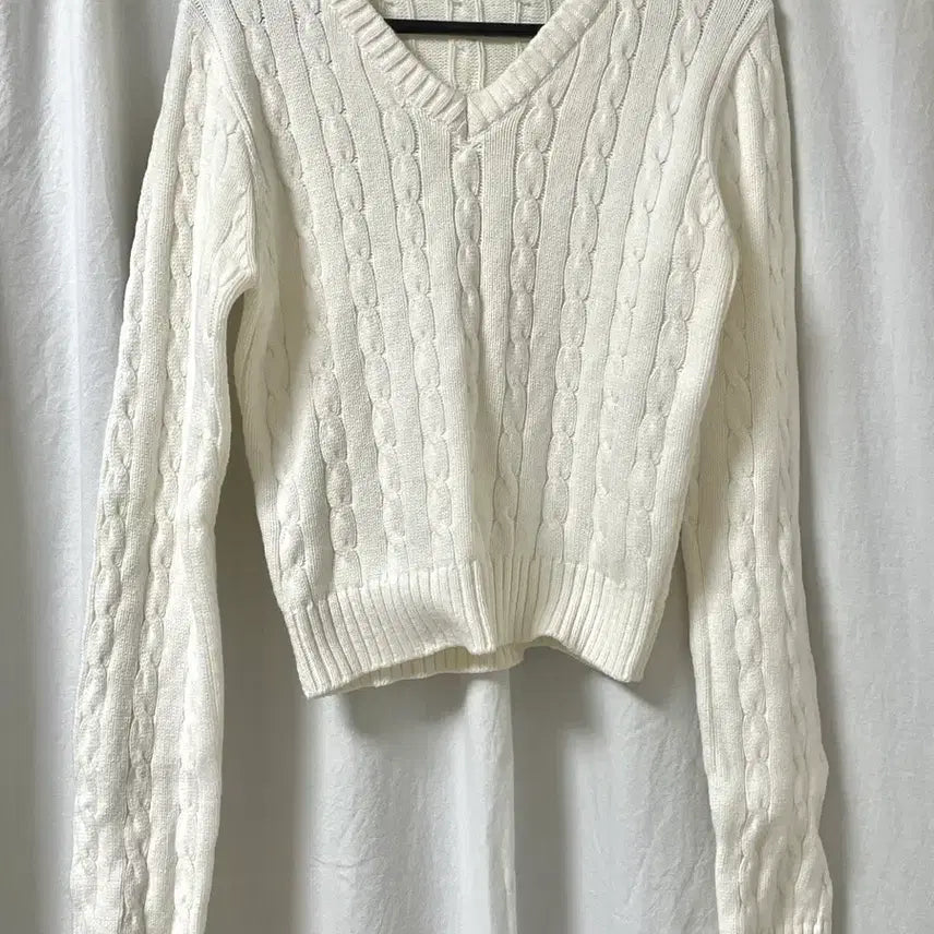 [BUNJANG] Blackup Soy Cotton Cable Crop V-Neck Knit Ivory / 블랙업 소이 코튼 케이블 크롭 브이넥 니트 아이보리 1회 착용