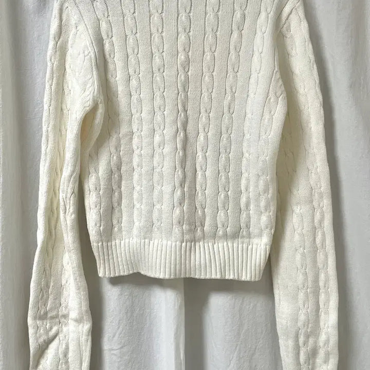 [BUNJANG] Blackup Soy Cotton Cable Crop V-Neck Knit Ivory / 블랙업 소이 코튼 케이블 크롭 브이넥 니트 아이보리 1회 착용