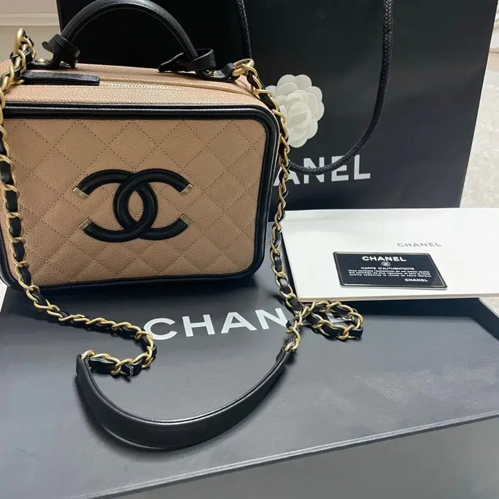 [BUNJANG] Chanel Beige Caviar Cosmetic Bag (M Size) / 가격다운!! 샤넬 인기모델  코스메틱 베이지 캐비어  M사이즈팝니다