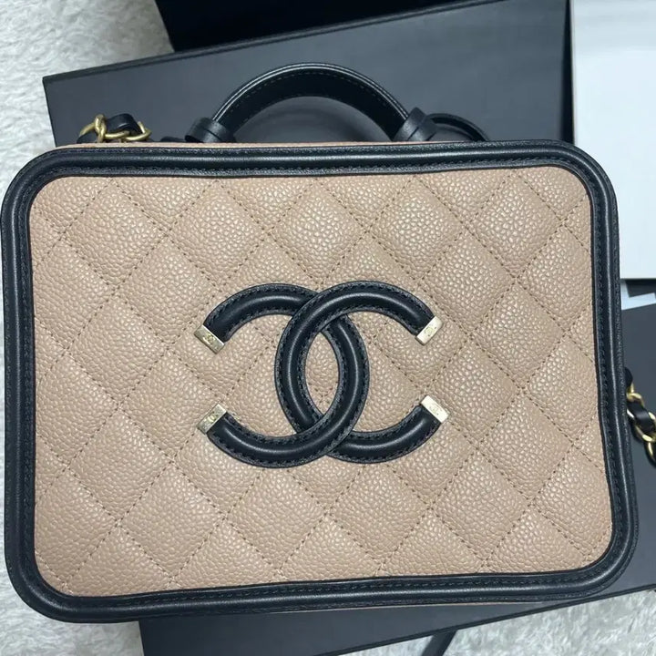 [BUNJANG] Chanel Beige Caviar Cosmetic Bag (M Size) / 가격다운!! 샤넬 인기모델  코스메틱 베이지 캐비어  M사이즈팝니다