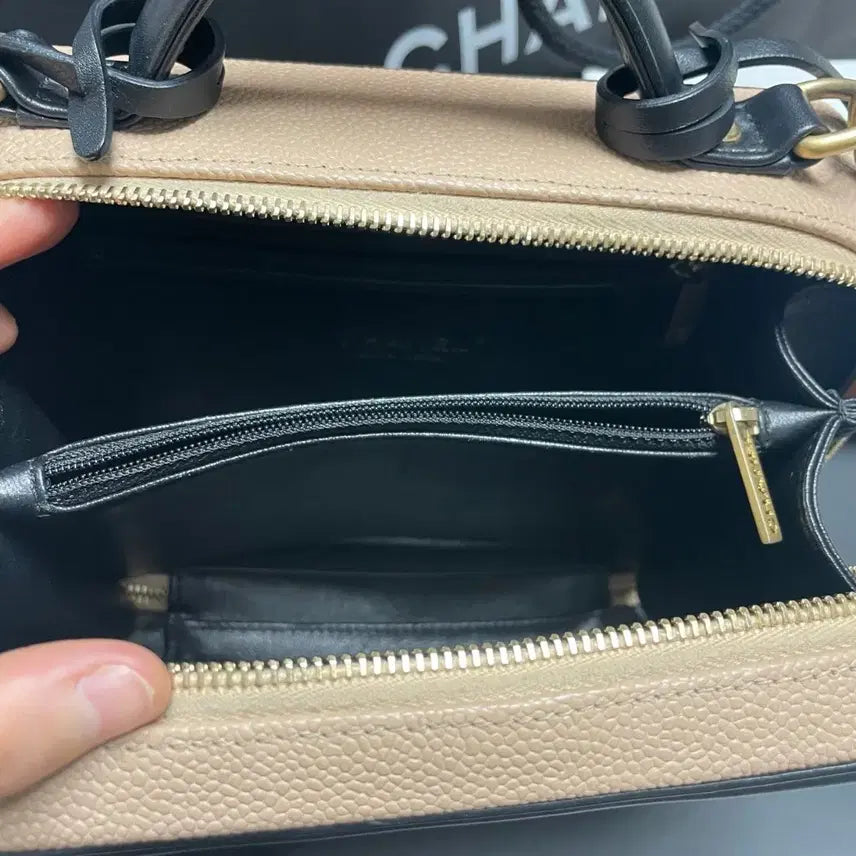 [BUNJANG] Chanel Beige Caviar Cosmetic Bag (M Size) / 가격다운!! 샤넬 인기모델  코스메틱 베이지 캐비어  M사이즈팝니다