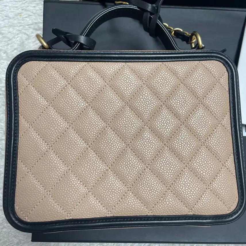 [BUNJANG] Chanel Beige Caviar Cosmetic Bag (M Size) / 가격다운!! 샤넬 인기모델  코스메틱 베이지 캐비어  M사이즈팝니다