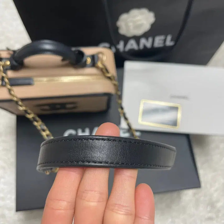 [BUNJANG] Chanel Beige Caviar Cosmetic Bag (M Size) / 가격다운!! 샤넬 인기모델  코스메틱 베이지 캐비어  M사이즈팝니다