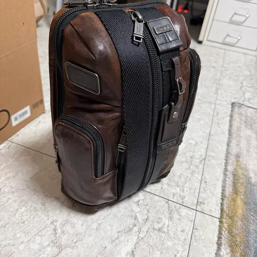 [BUNJANG] TUMI Leather Sling Bag / 투미정품 고급 가죽 슬링백 판매합니다.