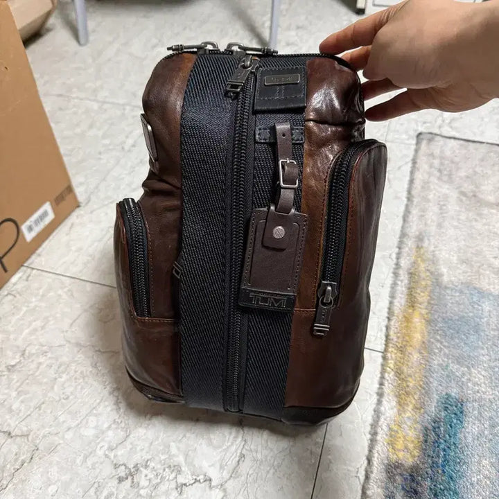 [BUNJANG] TUMI Leather Sling Bag / 투미정품 고급 가죽 슬링백 판매합니다.