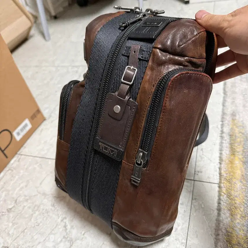 [BUNJANG] TUMI Leather Sling Bag / 투미정품 고급 가죽 슬링백 판매합니다.