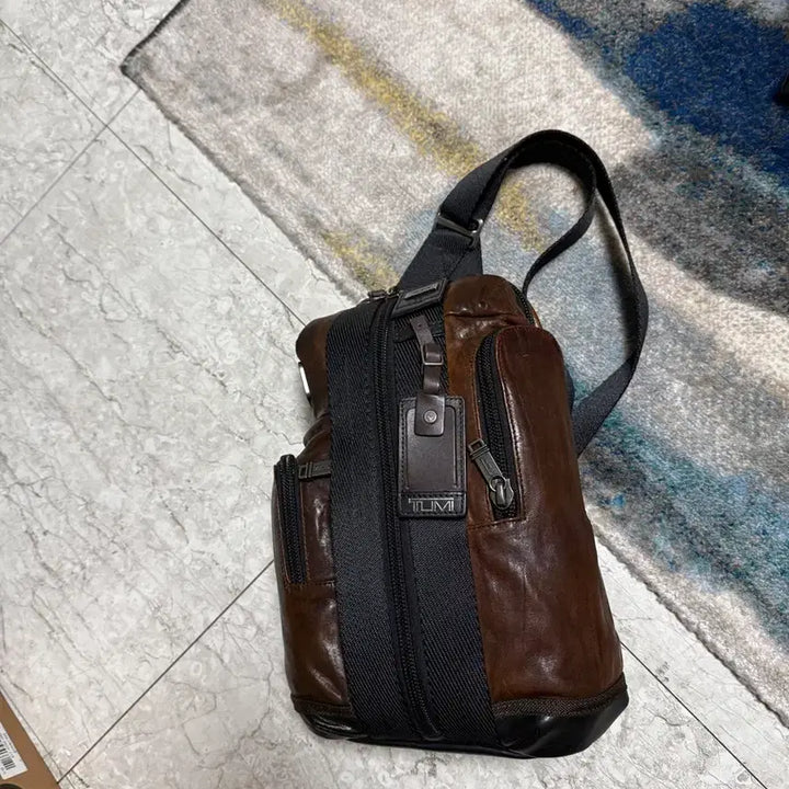 [BUNJANG] TUMI Leather Sling Bag / 투미정품 고급 가죽 슬링백 판매합니다.