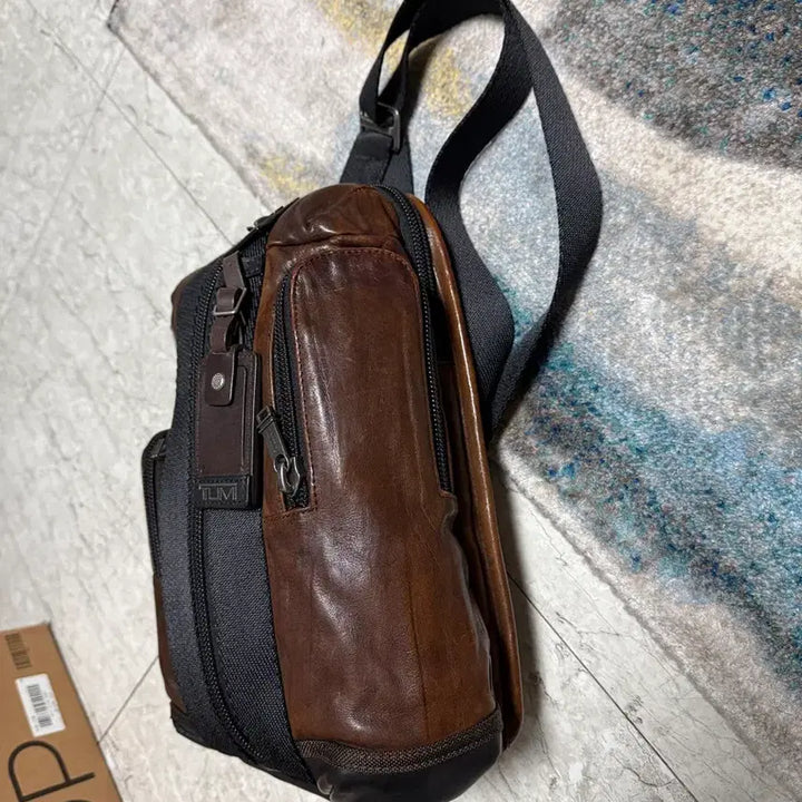 [BUNJANG] TUMI Leather Sling Bag / 투미정품 고급 가죽 슬링백 판매합니다.