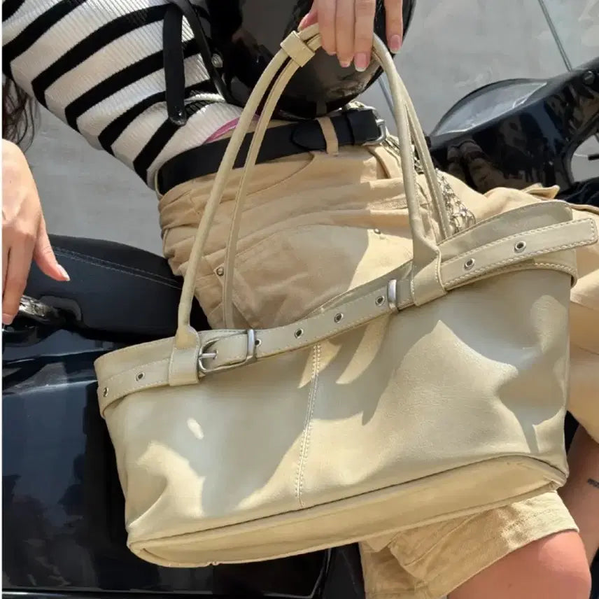 [BUNJANG] Unbranded Beige Belted Boat Bag / 여밈 벨티드 보트백 belted boat bag