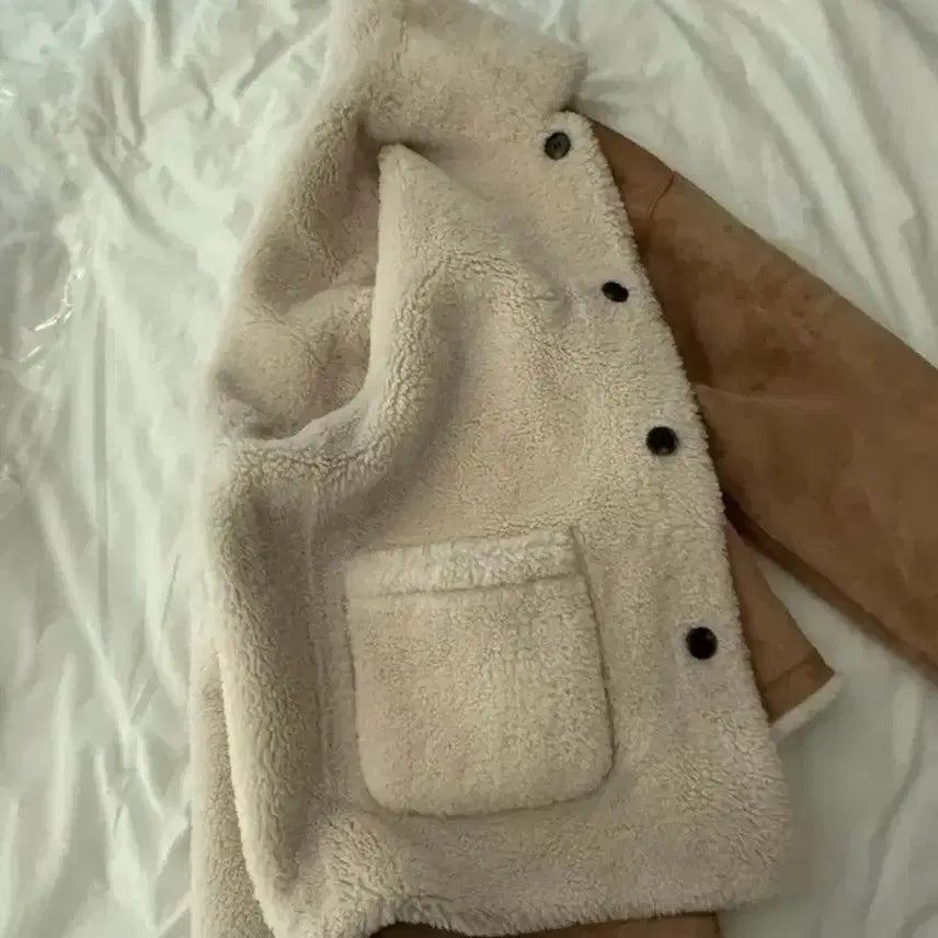 [BUNJANG] Without Summer Fuzzy Reversible Mouton / 위드아웃썸머 퍼지 리버시블 무스탕