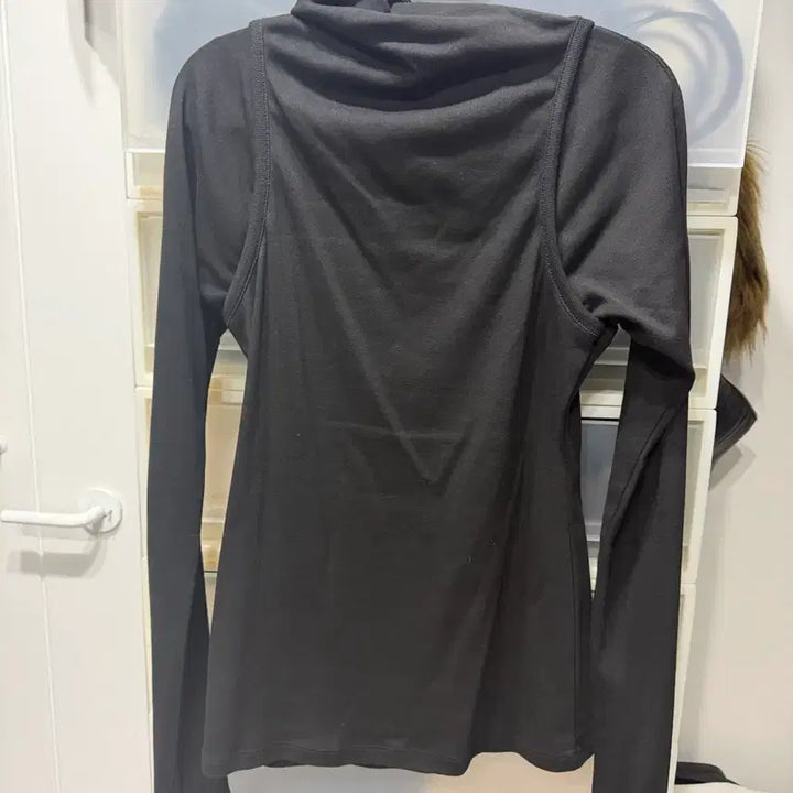 [BUNJANG] Low Classic Black Ribbon Cutout T-shirt / 로우클래식 블랙 리본 컷아웃 티셔츠