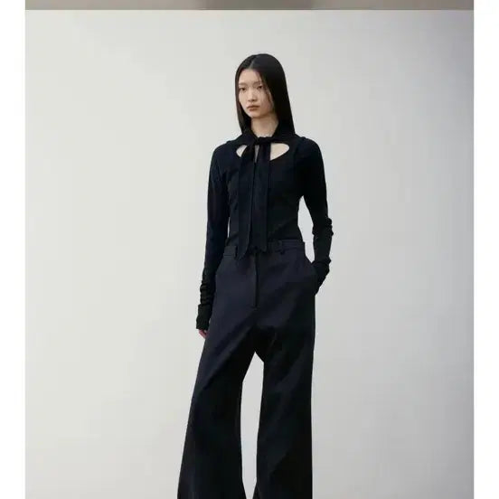 [BUNJANG] Low Classic Black Ribbon Cutout T-shirt / 로우클래식 블랙 리본 컷아웃 티셔츠