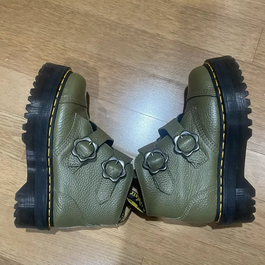 [BUNJANG] Dr. Martens Devon Flower Buckle Leather Boots (230-235) / 닥터마틴 데본 플라워 버클 가죽 부츠 230-235