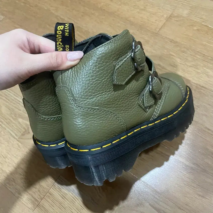 [BUNJANG] Dr. Martens Devon Flower Buckle Leather Boots (230-235) / 닥터마틴 데본 플라워 버클 가죽 부츠 230-235