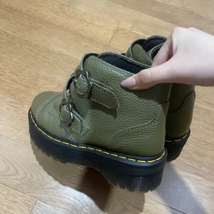 [BUNJANG] Dr. Martens Devon Flower Buckle Leather Boots (230-235) / 닥터마틴 데본 플라워 버클 가죽 부츠 230-235