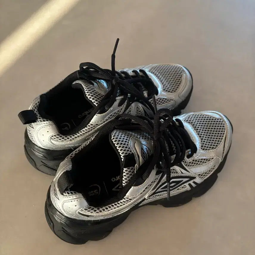 [BUNJANG] Umbro Mesh Sneakers (Silver/Black) - 230 / 엄브로 메쉬 운동화 실버/블랙230