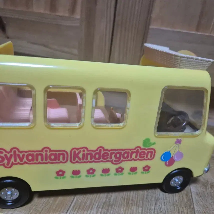 [BUNJANG] Sylvanian Families Rainbow Kindergarten Gift Set / 실바니안 토이저러스판 무지개유치원 기프트세트 (인형 X)