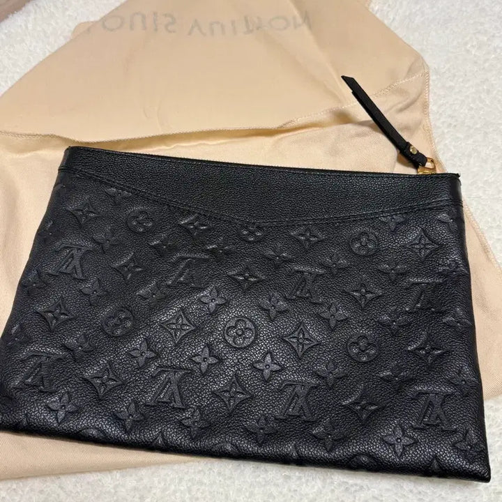[BUNJANG] Louis Vuitton Daily Pouch Monogram Empreinte M62937 / 루이비통 데일리 파우치 모노그램 앙프렝뜨 M62937