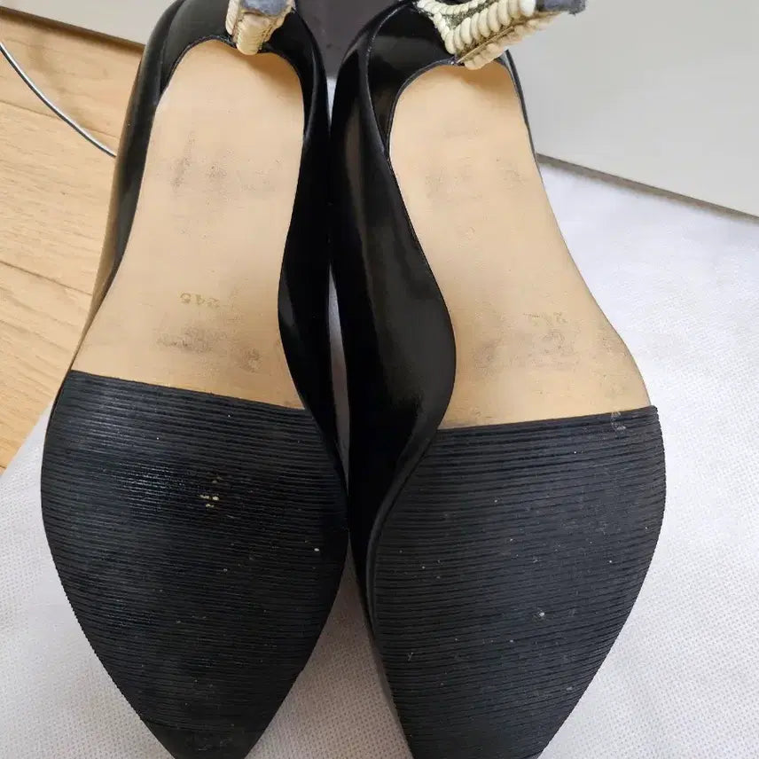 [SOLD OUT] 올리브 핸드메이드 블랙 펌프스힐 245
