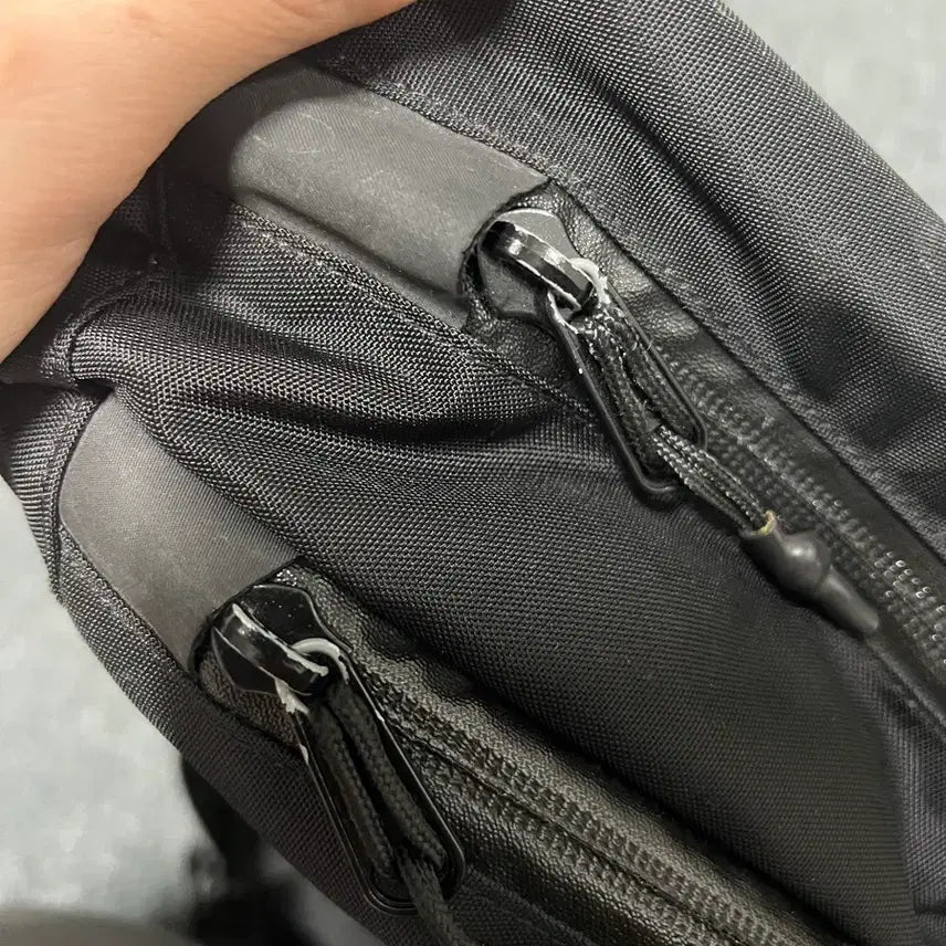 [BUNJANG] Arc'teryx Quiver Crossbody Bag Black Ash / 아크테릭스 퀴버 크로스바디 백 블랙 애쉬