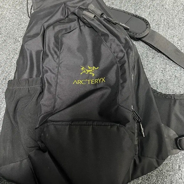 [BUNJANG] Arc'teryx Quiver Crossbody Bag Black Ash / 아크테릭스 퀴버 크로스바디 백 블랙 애쉬
