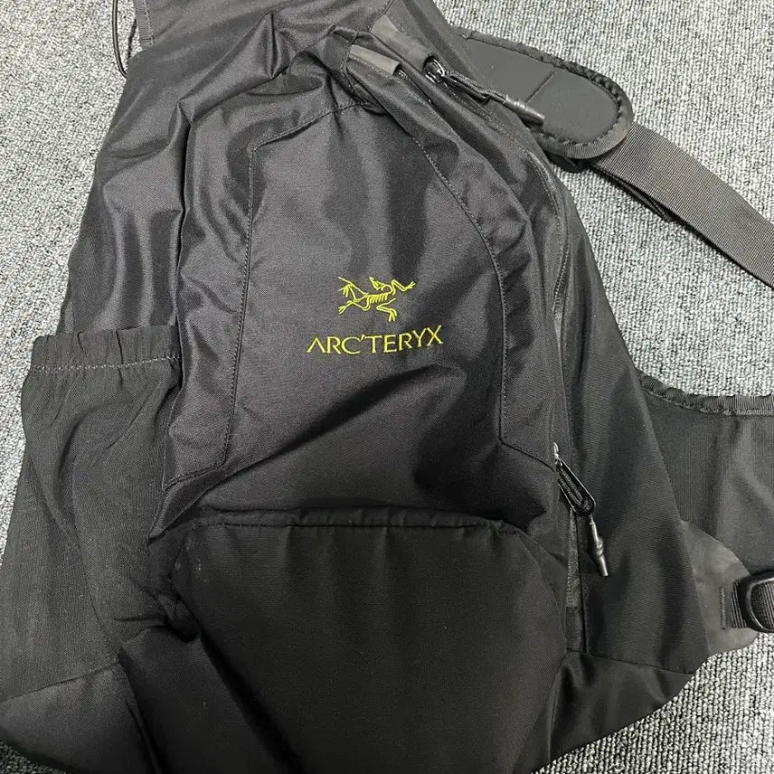 [BUNJANG] Arc'teryx Quiver Crossbody Bag Black Ash / 아크테릭스 퀴버 크로스바디 백 블랙 애쉬