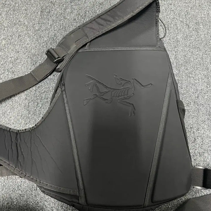 [BUNJANG] Arc'teryx Quiver Crossbody Bag Black Ash / 아크테릭스 퀴버 크로스바디 백 블랙 애쉬