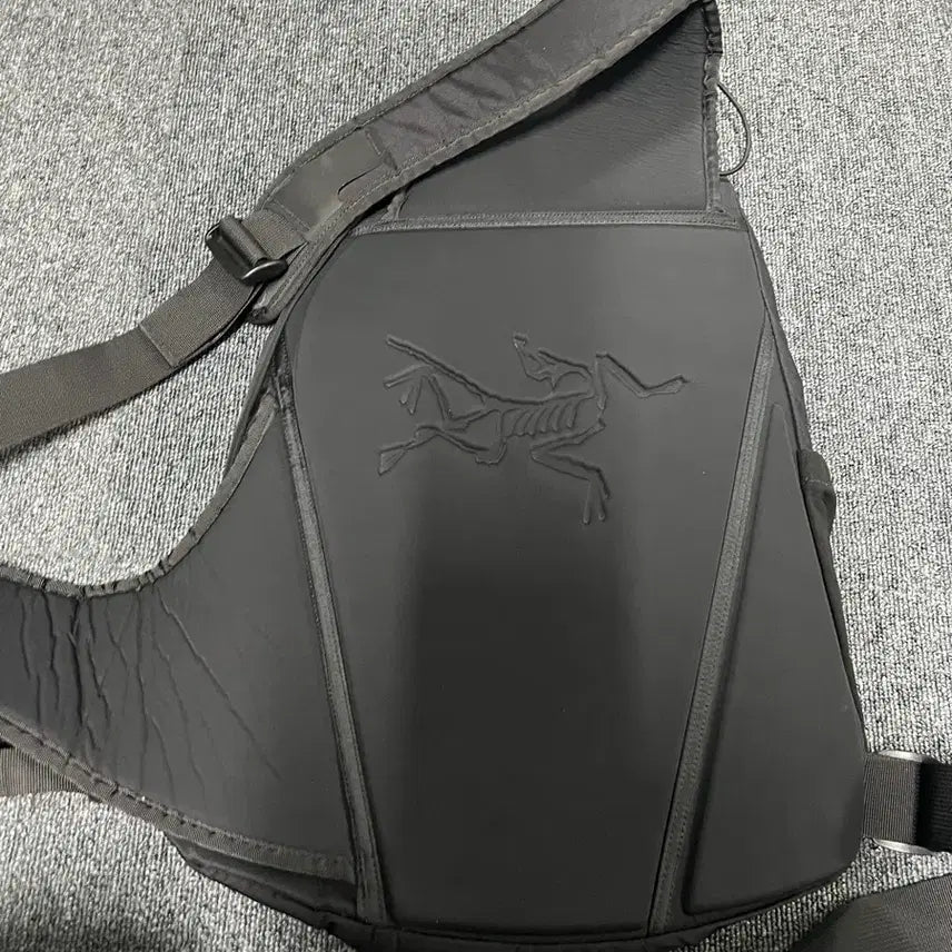 [BUNJANG] Arc'teryx Quiver Crossbody Bag Black Ash / 아크테릭스 퀴버 크로스바디 백 블랙 애쉬