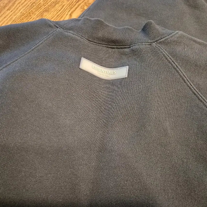 [BUNJANG] Essential 1977 Crewneck Sweatshirt Iron L Size / 에센셜 1977 크루넥 스웨트셔츠 아이언 L사이즈 팝니다.