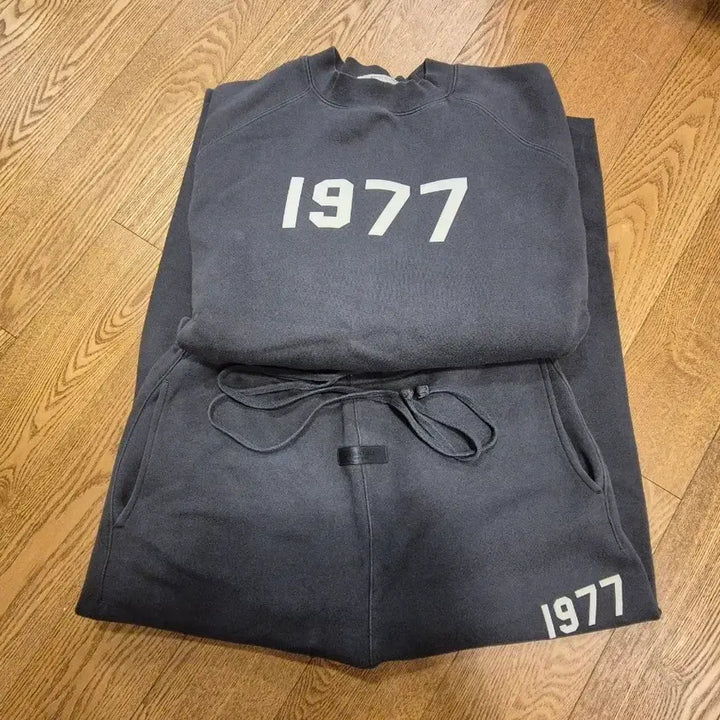 [BUNJANG] Essential 1977 Crewneck Sweatshirt Iron L Size / 에센셜 1977 크루넥 스웨트셔츠 아이언 L사이즈 팝니다.