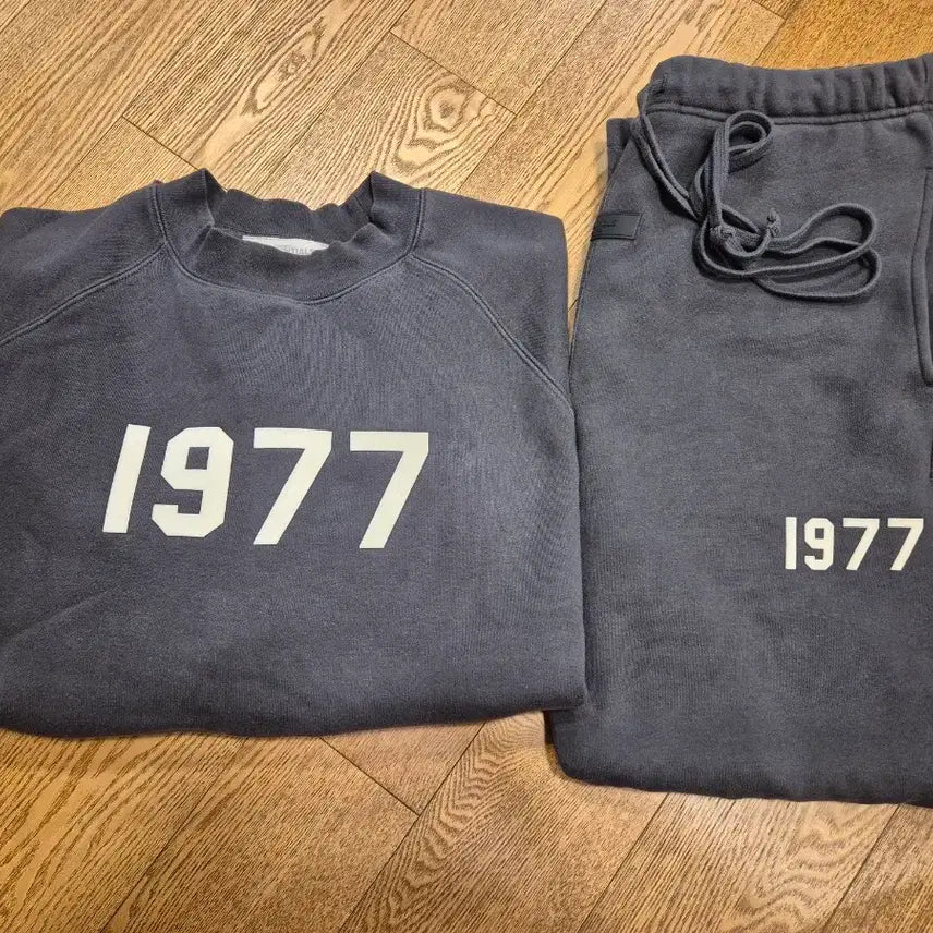 [BUNJANG] Essential 1977 Crewneck Sweatshirt Iron L Size / 에센셜 1977 크루넥 스웨트셔츠 아이언 L사이즈 팝니다.