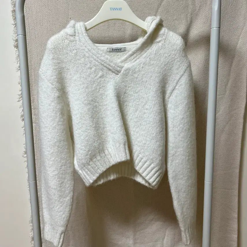 [BUNJANG] TANNAT Ivory Hoodie Sweater / 타낫 후디 스웨터(아이보리)