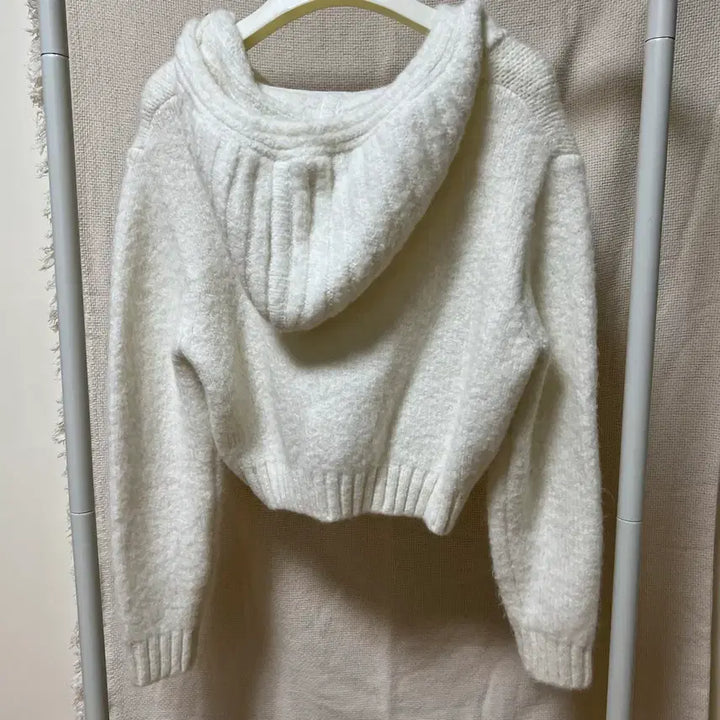 [BUNJANG] TANNAT Ivory Hoodie Sweater / 타낫 후디 스웨터(아이보리)