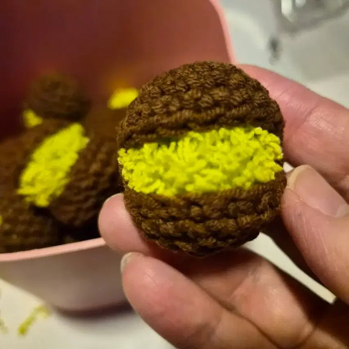 [BUNJANG] Ddujeonku Crochet Keychain / 쫀득쫀득 두쫀쿠 뜨게키링